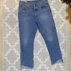 Size 28 High-waisted button up Levi's mom jeans